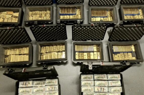 家中搜出298根金条，价值约4600万美元，还发现200万美元现金，美中情局前官员认罪