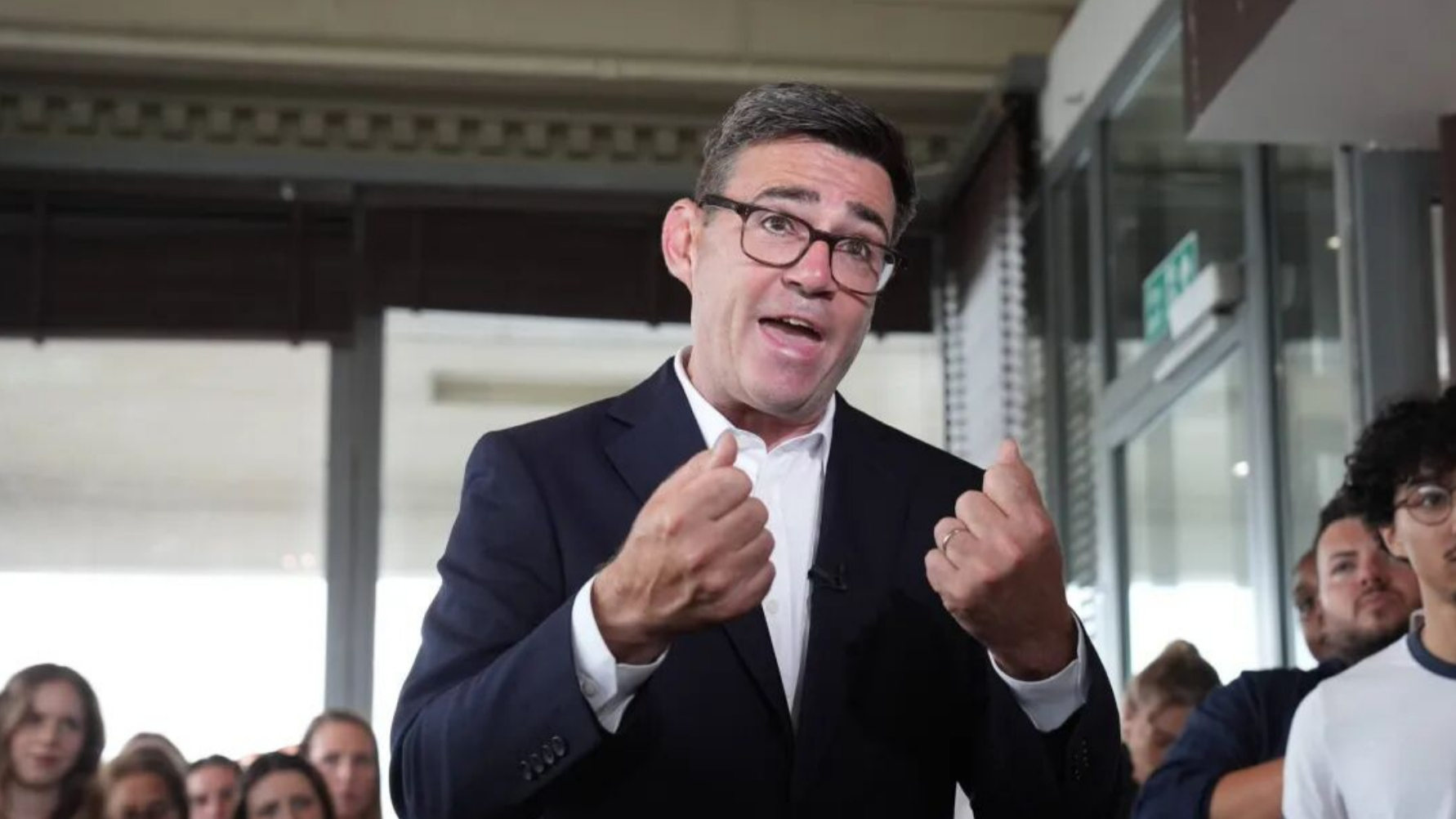 安迪·伯纳姆就任英国首相