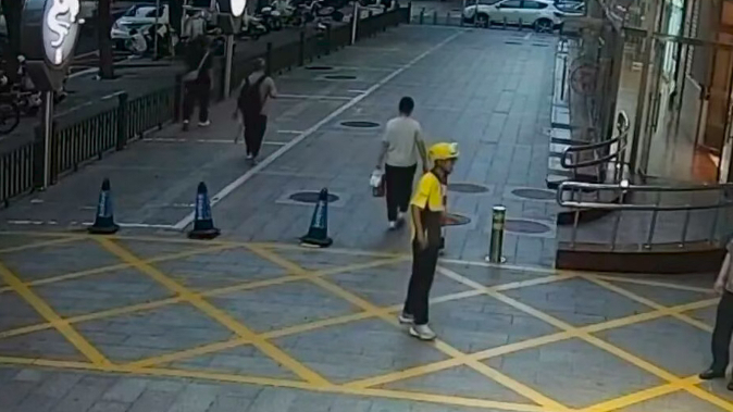 外卖小哥一着急，给民警派了一个“单”！