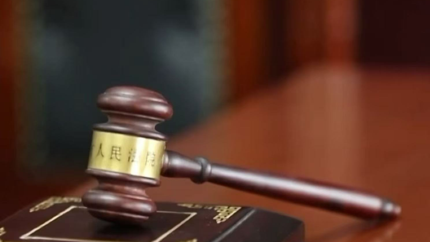 藏家3900万拍下假“乾隆御瓶”拒付后反被仲裁，拍卖行经理已获刑