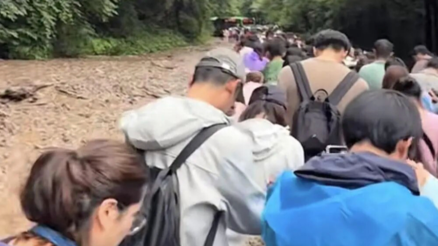 游客：在九寨沟被困，滞留了七八个小时