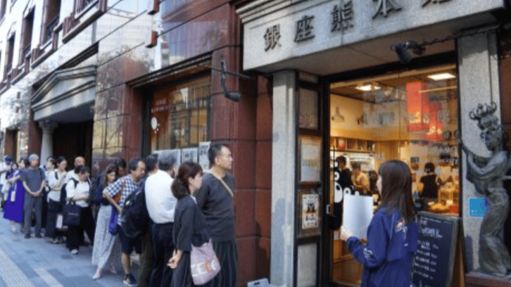 日本民众排长队购买灾区商品支援，银座熊本馆爆满限制人流