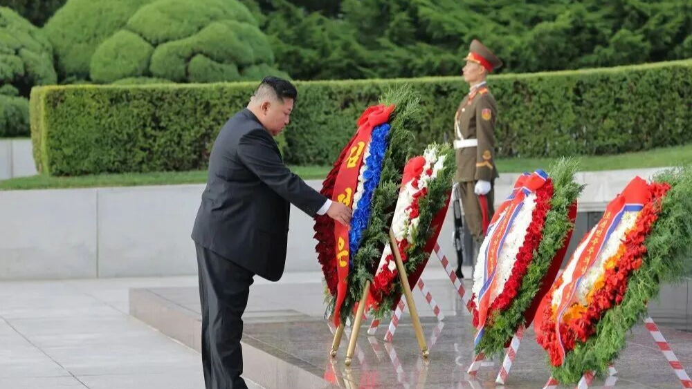 金正恩凭吊抗日革命烈士