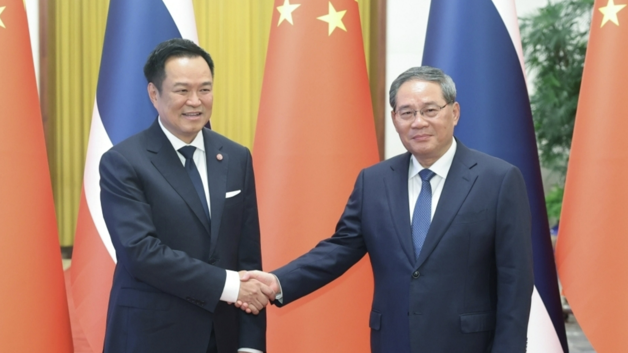 李强同泰国总理阿努廷会谈