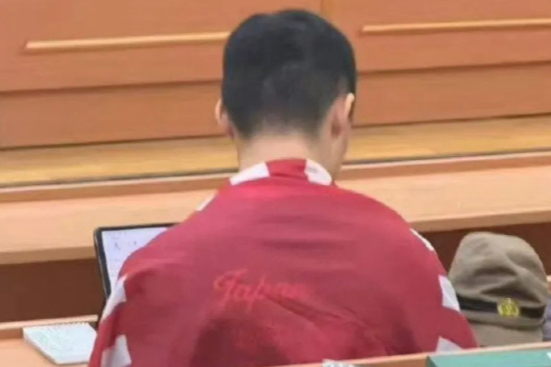 身披旭日旗的中国留学生已被遣返，将被开除！