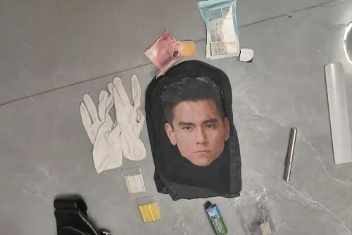 男子戴“彭于晏”头套入室行窃，结果被客厅监控吓跑，警察都笑了