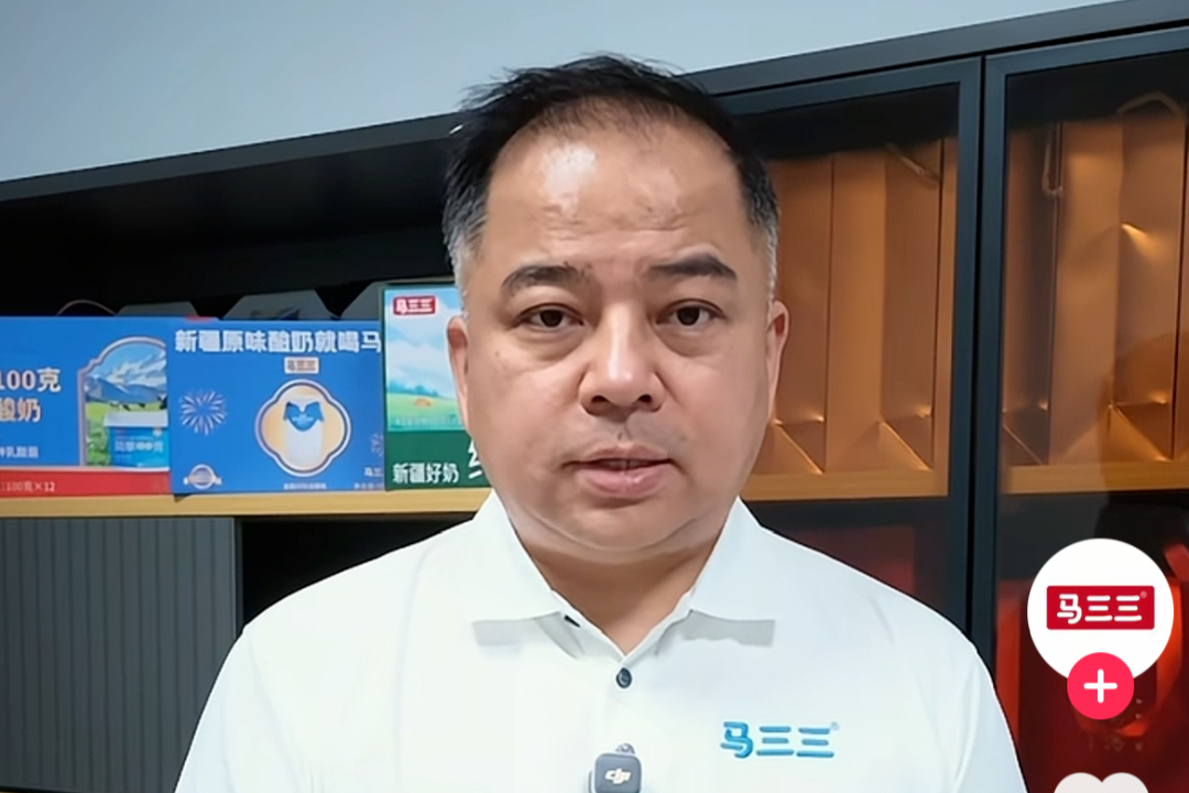 马三三牛奶盒内倒出清水，董事长致歉