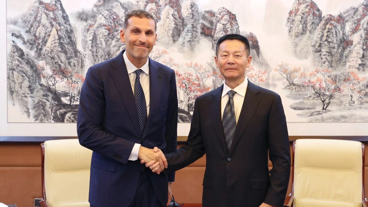 吴清主席会见阿联酋穆巴达拉投资公司首席执行官兼董事总经理哈勒敦
