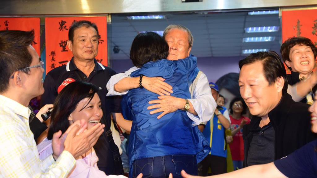 饶颖奇当选立法机构副院长，喊出“戏棚下站久了就是你的”成为政治金句