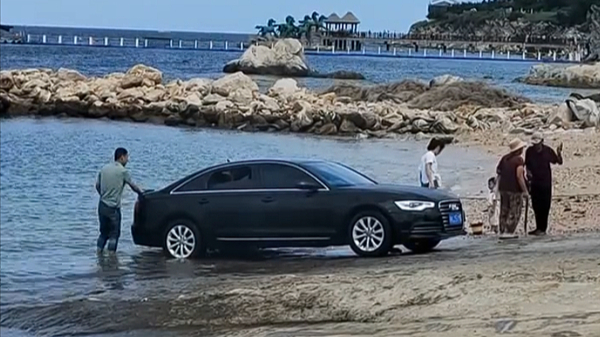 有钱任性还是缺乏常识？男子用海水给奥迪A6L洗车引热议