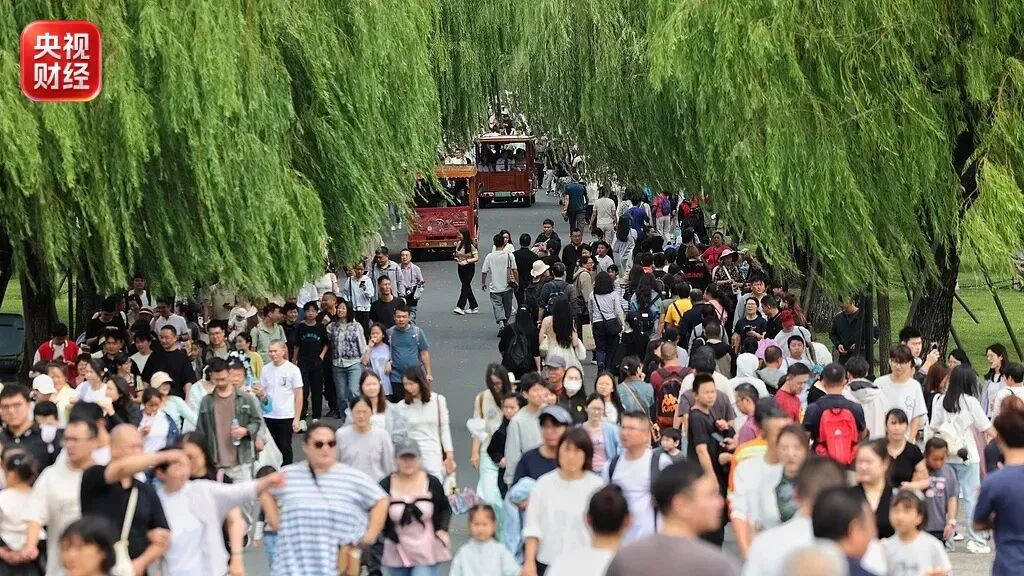 国庆假期国内出游8.26亿人次、总花费7383.75亿元，假日旅游如何释放更大经济价值？