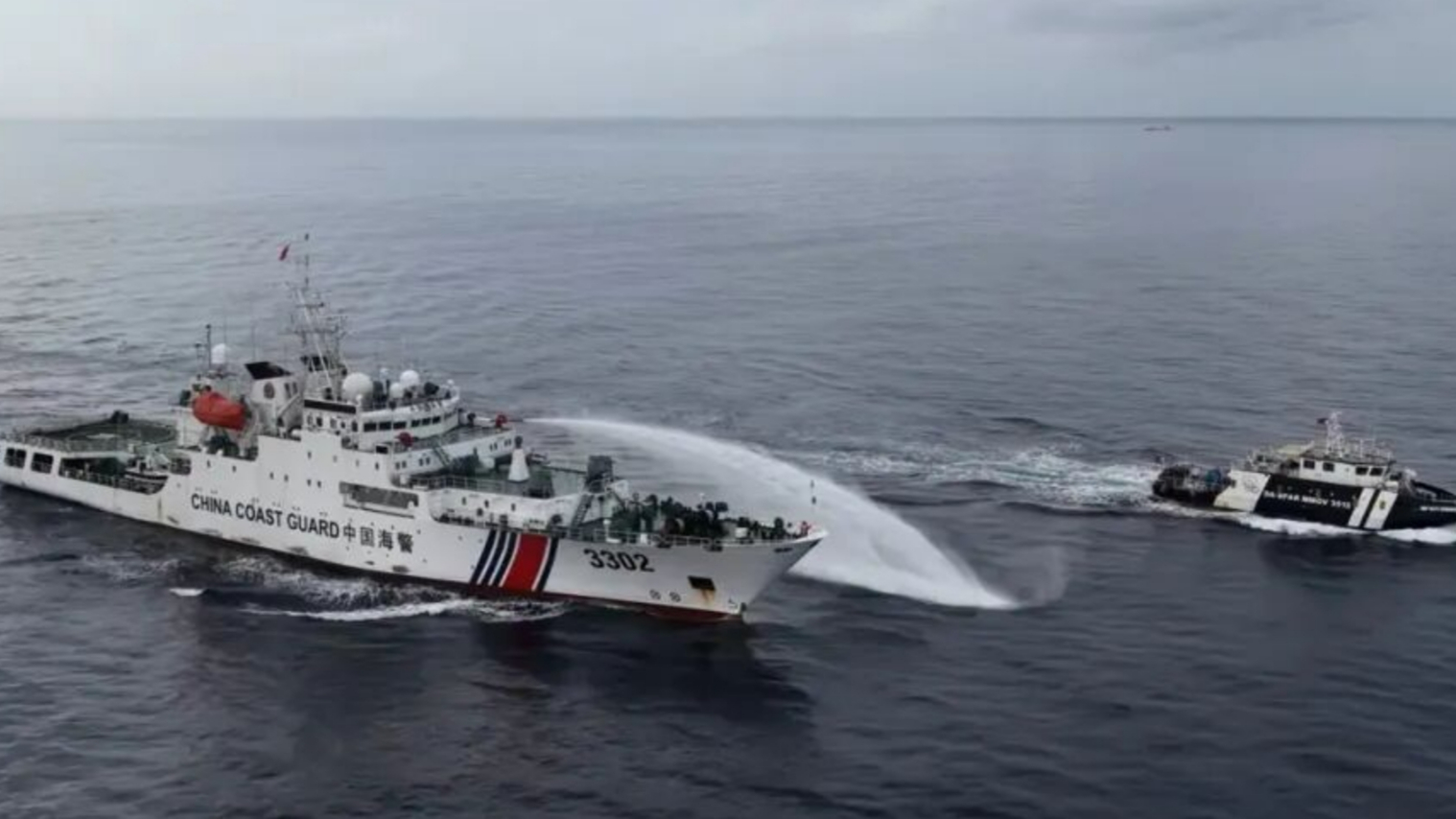 菲律宾两艘公务船不顾中方警告，执意侵闯黄岩岛海域，中国海警进行水炮喷射
