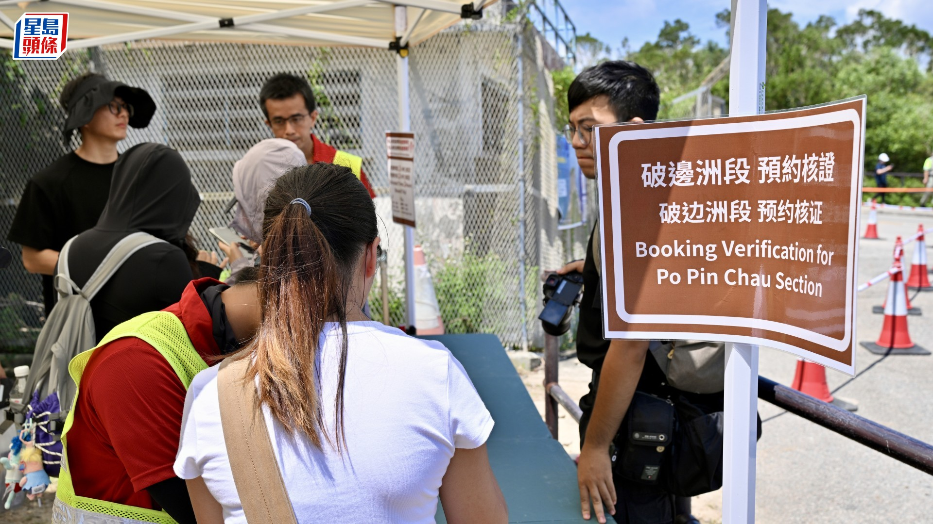 破边洲首日实施预约制，旅客称赞有助于分流，但核实系统偶尔失灵，需要人工核查