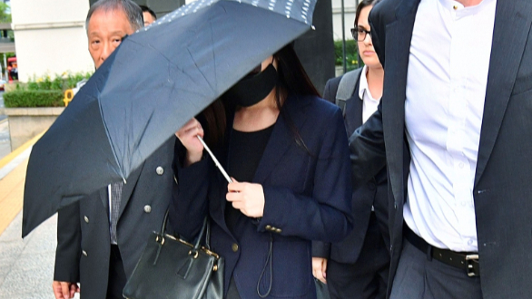 以裸照勒索夫妻，美容师威胁发布私密影像等9项罪名成立还押9个月后判刑
