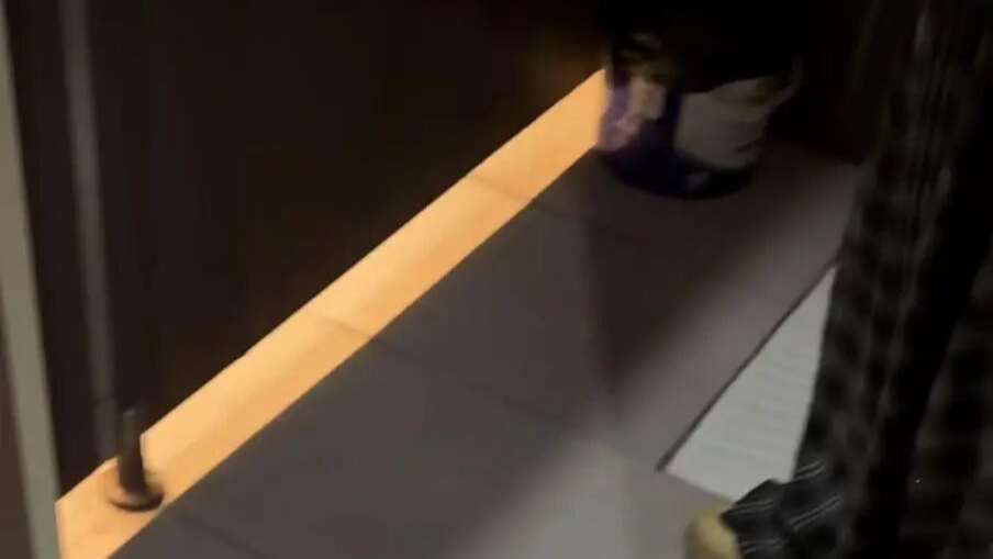 可恶！女子在公共厕所遭偷拍，警方抓获嫌疑人后，发现其手机内藏上百条偷拍视频
