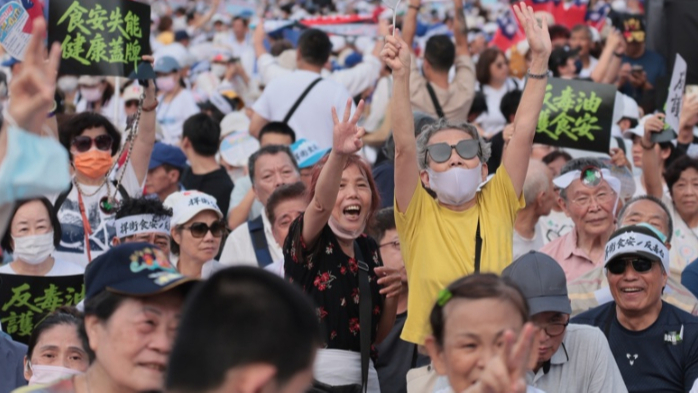 台下数十万人的缩影！钟沛君曝父亲现身725游行