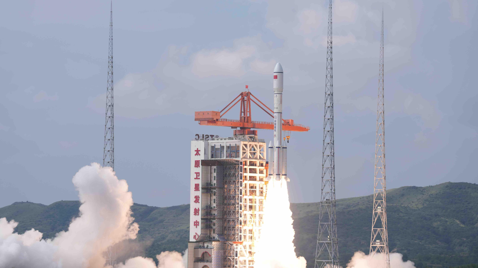 长六改火箭成功发射通信技术试验卫星二十七号A/B星