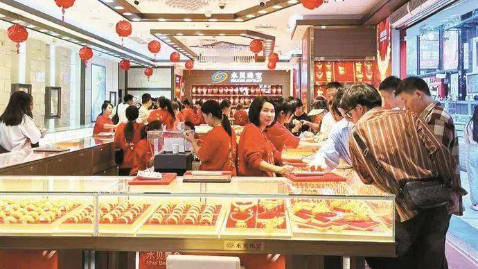 国际金价时隔两月重回4400美元 ，金饰涨价催生消费轻量化