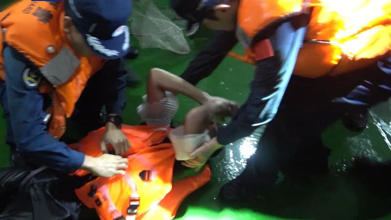南海搜救持续进行，中国海警夜间再救起2名越南遇险船员