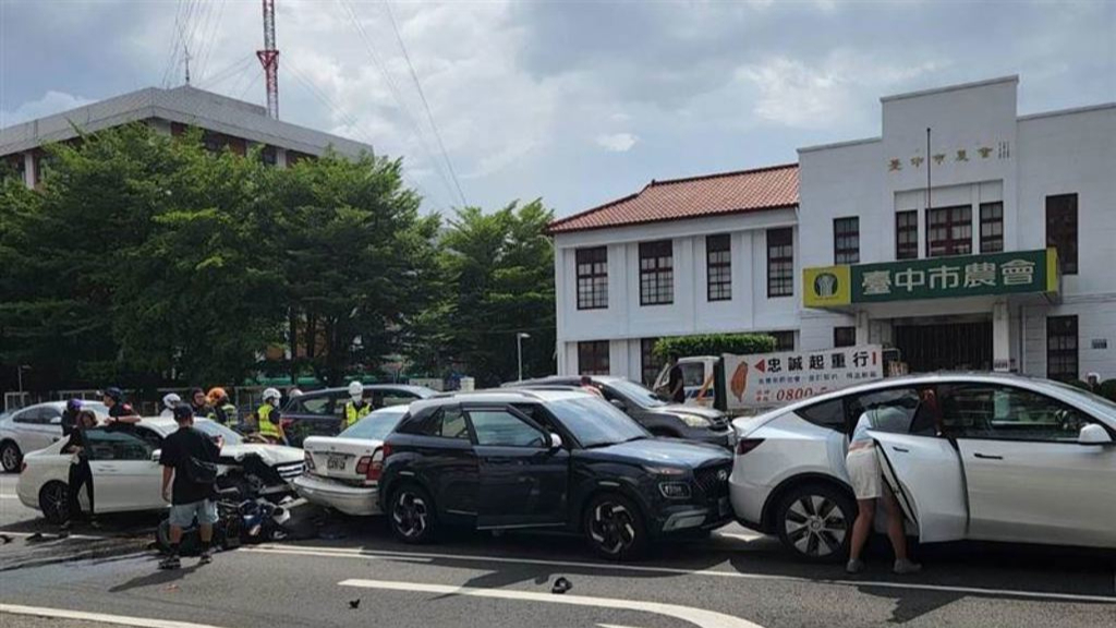 台中奔驰女“混4毒阳性”撞死等红灯骑士！鬼扯“戒毒中”遭羁押
