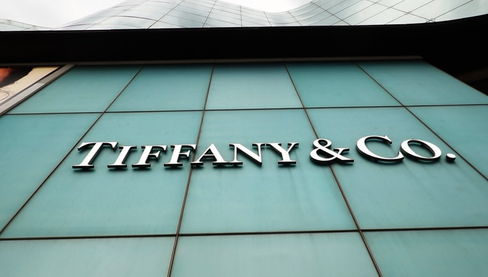 消费20万承诺送月饼换成散装桃酥，顾客发帖吐槽账号被限，Tiffany中国高管致歉