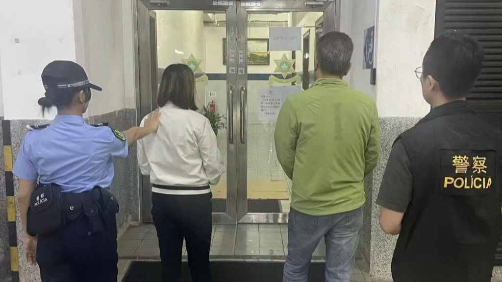港人夫妇游澳门乘的士拾相机及电池，贪心据为己有，再入境时被捕