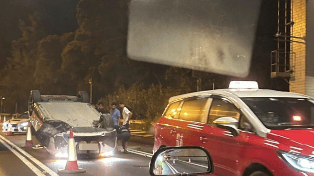 大榄隧道入口私家车“自炒”四轮朝天，女司机自行爬出拒吹波被捕