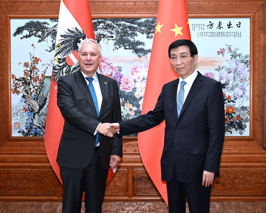 王沪宁会见奥地利国民议会议长罗森克兰茨
