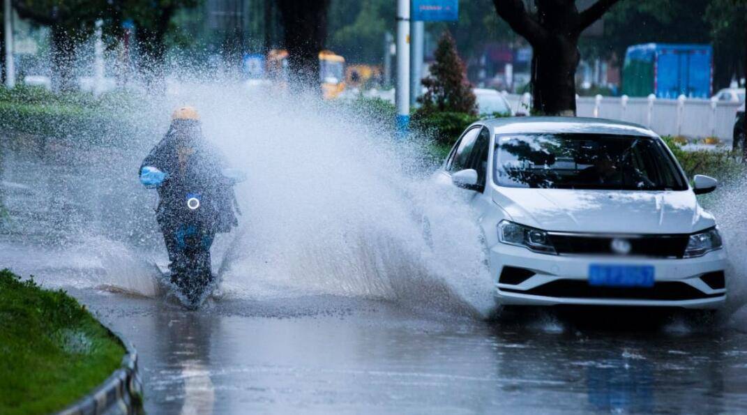 雨天出门被汽车溅一身水怎么办？交警：可报警