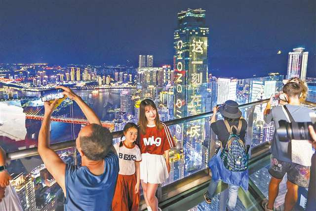 重庆首个高空时尚发布平台“天台131”持续激发消费活力