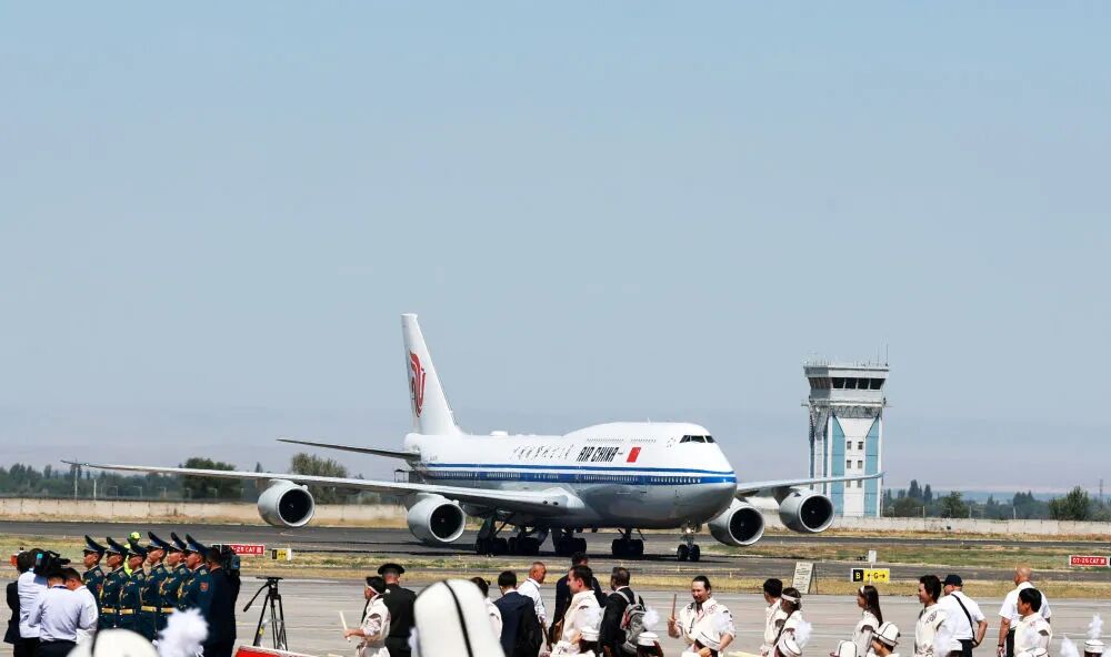 习近平抵比什凯克出席2026年上海合作组织峰会并对吉尔吉斯斯坦国事访问