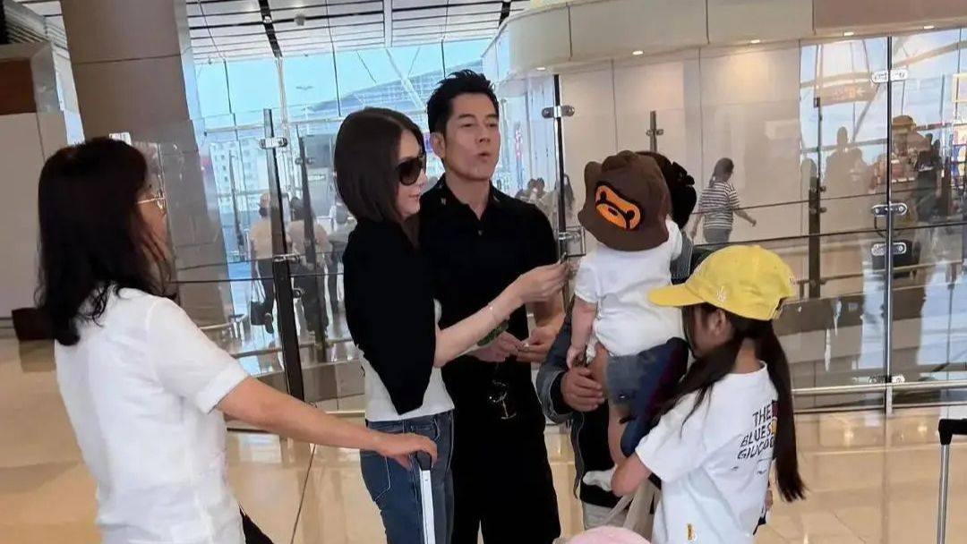 郭富城方媛携三女儿出行，全家同框温馨有爱