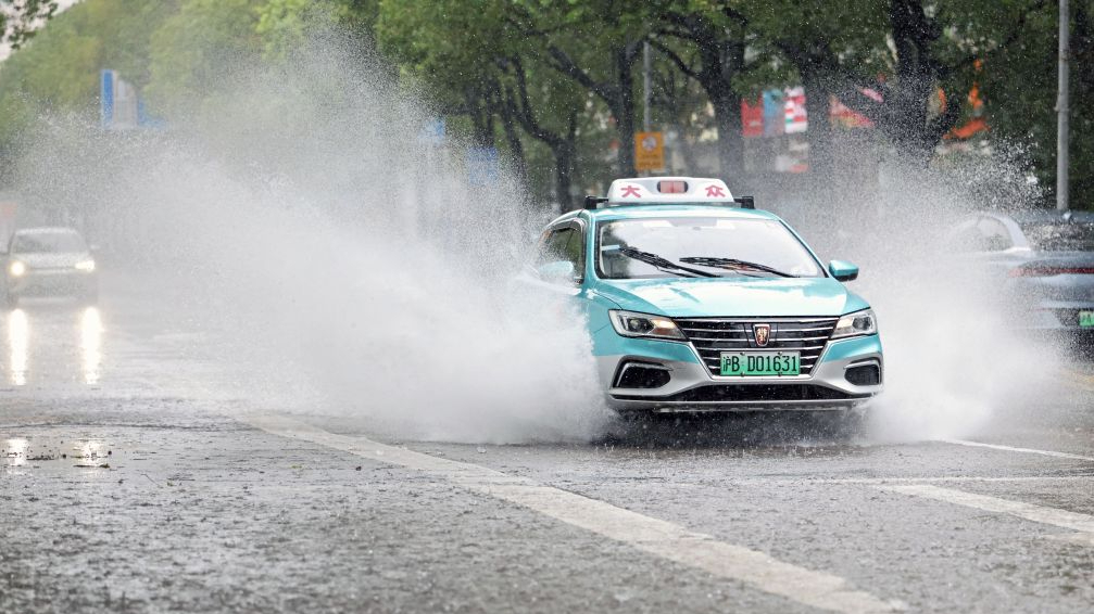 “白海豚”登陆，中央气象台继续发布台风红色预警