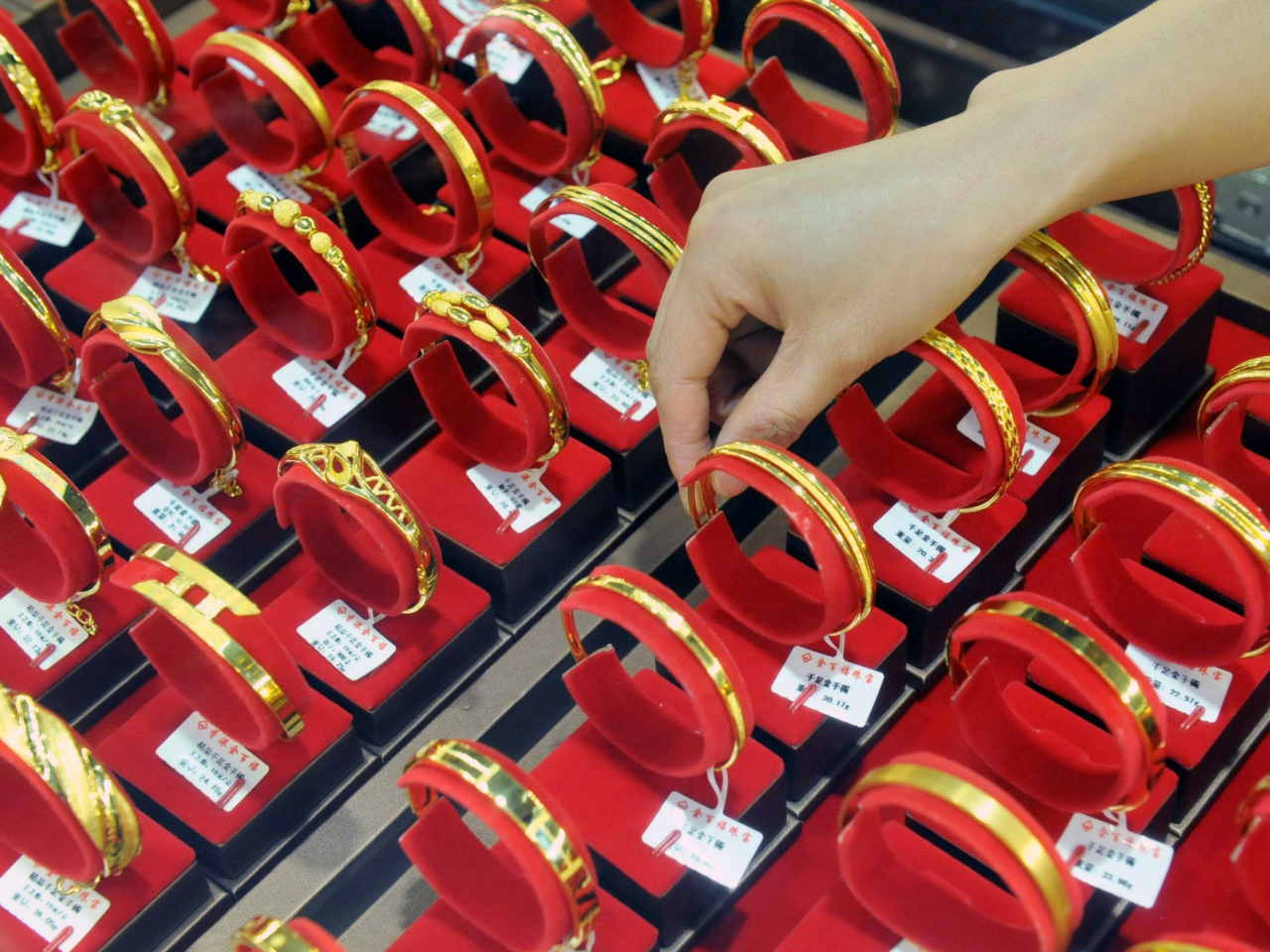 世界黄金协会：上半年中国金饰消费量下降30% 消费总额增至1437亿元