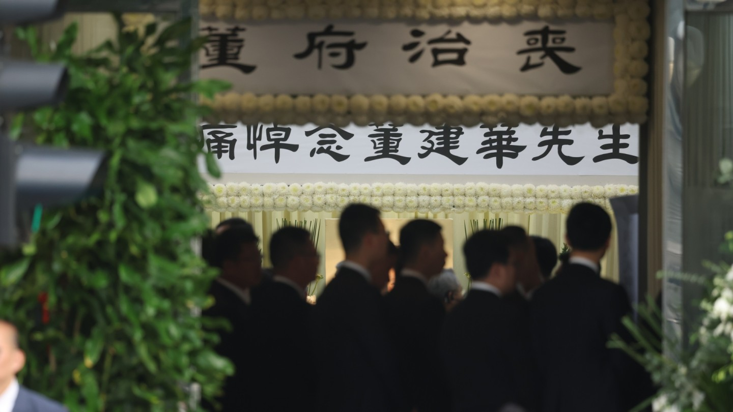 董建华葬礼｜今早举行公祭大殓11时辞灵，多名政府官员陆续到场