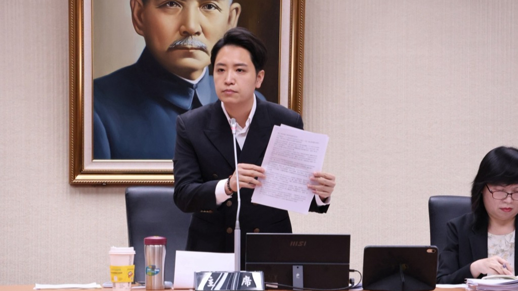 绿营称蓝白退回校事会议办法“不让讨论”，蓝营反击：听见教师的心声了吗？