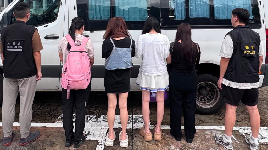 大埔北区扫黄14内地女子落网，年龄介于30至51岁，有被捕人员穿水手服