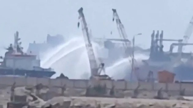 埃及达米埃塔港两艘船起火，暂无人员伤亡