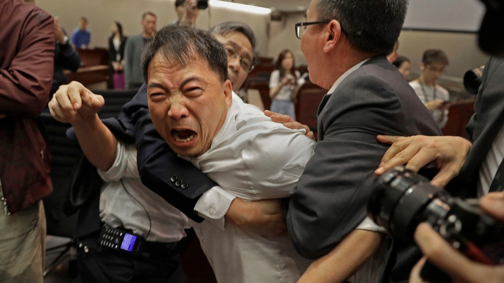 胡志伟抵英获准“入境保释”逗留7日，本周三或被递解出境，否认寻政治庇护