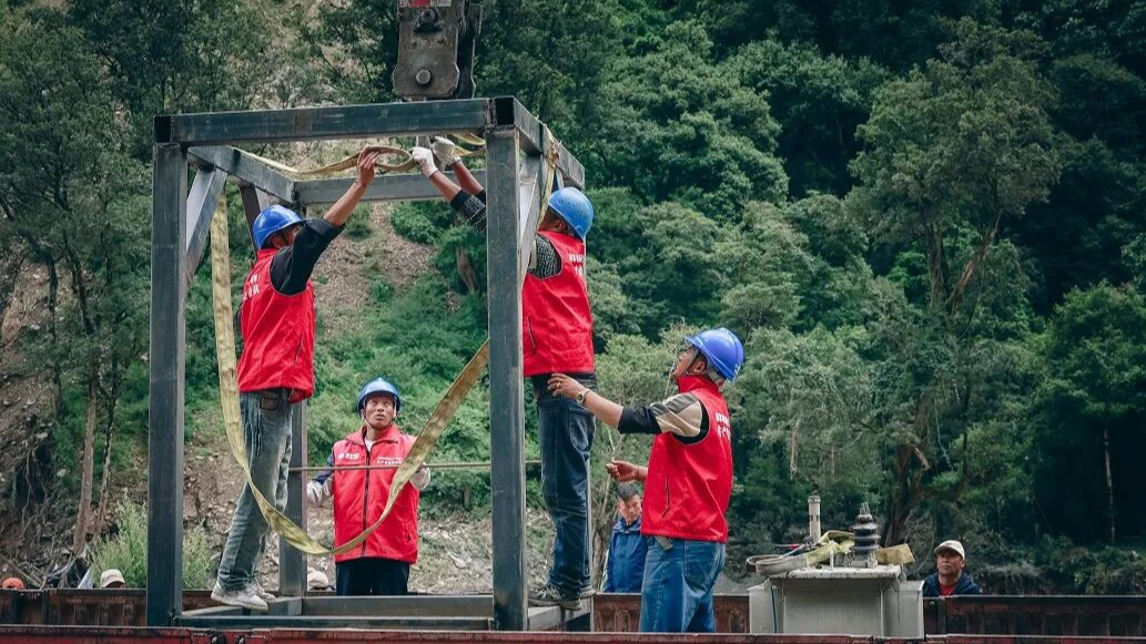 国网西藏电力点亮吉隆道路抢通线现场