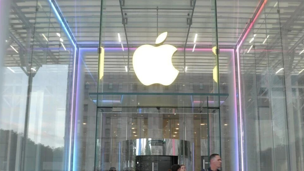 苹果仍计划明年推出20周年全玻璃iPhone机型
