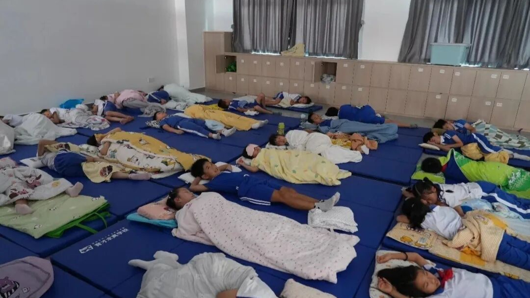 “深圳午休床”又火了！一学校给每班孩子多开一间教室，专门用来睡觉！网友：打工人也要