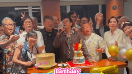 谭咏麟76岁生日会曾志伟狄波拉玩到尽兴，阿叻献上60年珍贵兄弟照