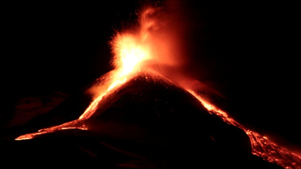 欧洲最高活火山持续喷发，西西里岛航班遭严重干扰​