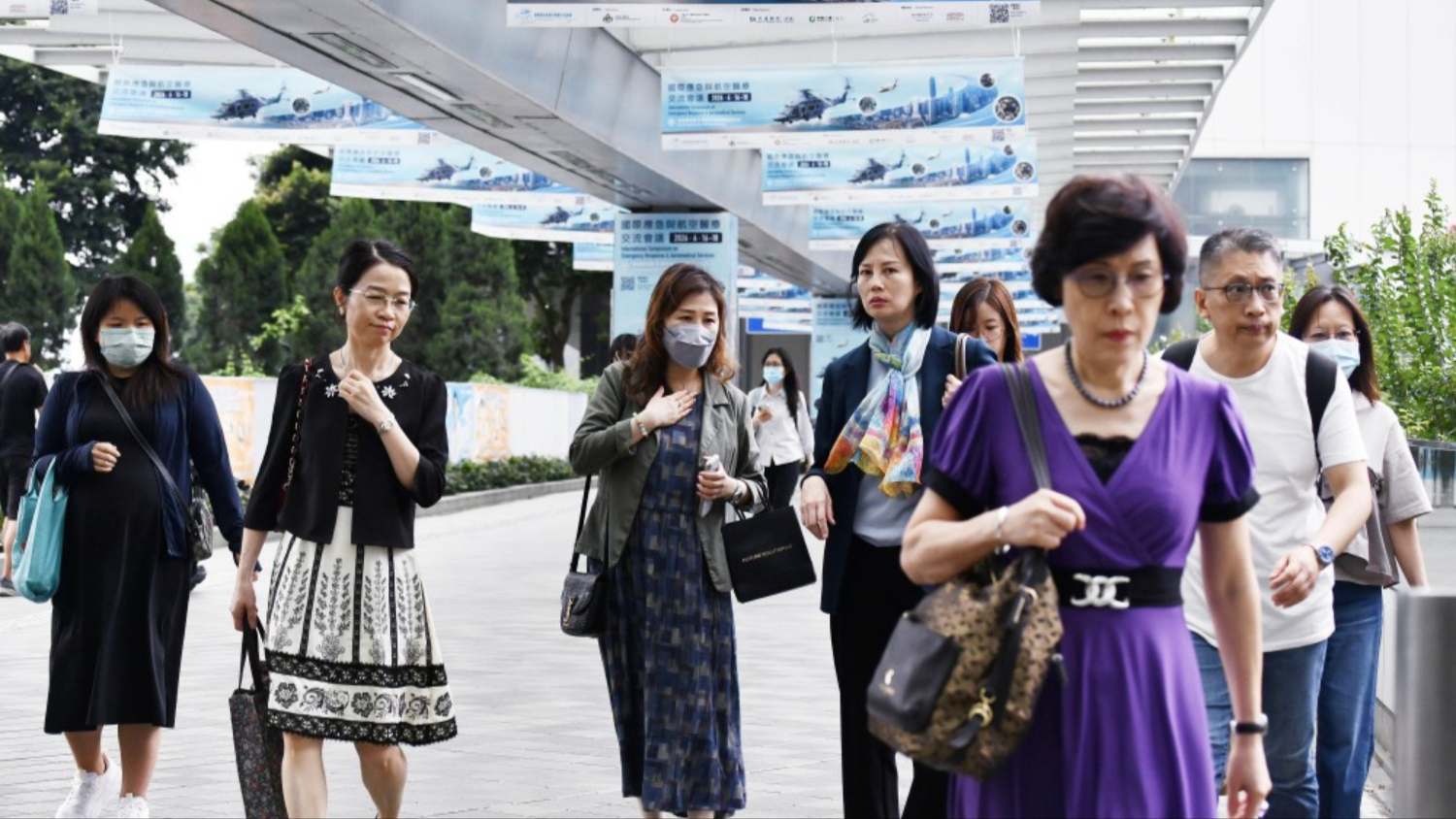 香港拟明年为公务员设10至12小时“照顾家庭假”， 杨何蓓茵：相信同事不会滥用