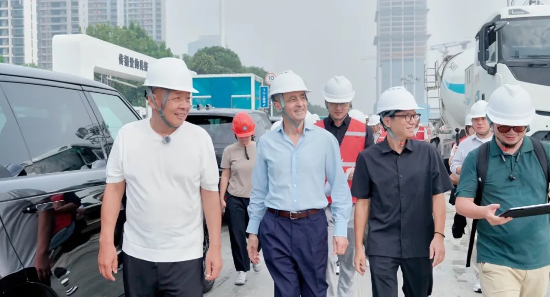 于东来亲自当司机带Aedas全球创始人考察胖东来梦之城施工现场