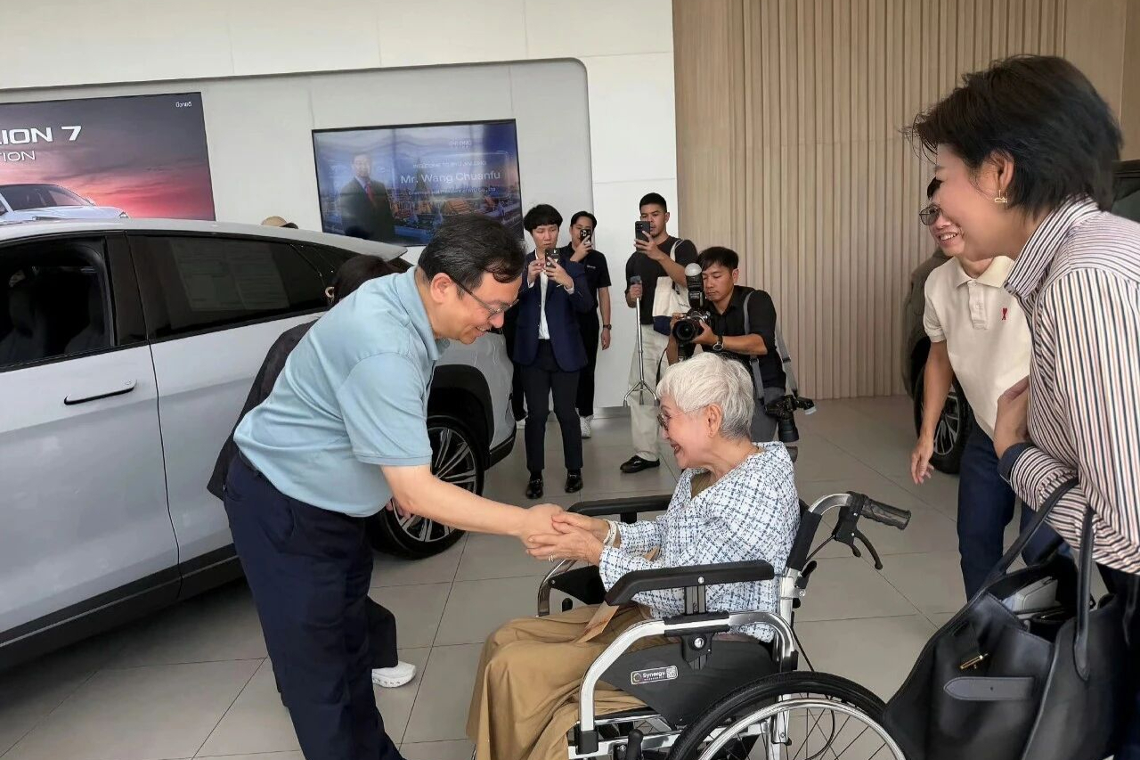 王传福亲自交付，比亚迪泰国第13万车主是《给阿嬷的情书》78岁主演