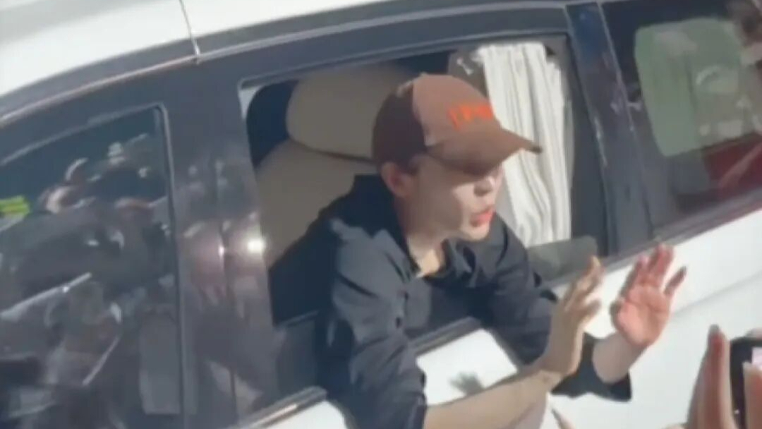 演员侯明昊被曝违反交规被警方约谈，乘车期间将身体伸出车外与粉丝打招呼