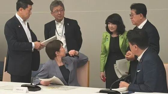 日本防卫大臣小泉进次郎“救灾宣传照”翻车，日本网民痛批其“作秀摆拍”
