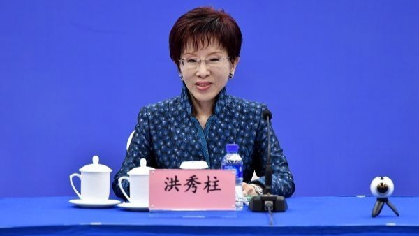 洪秀柱参观张雪机车趣谈研发“迷你型”
